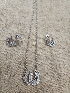 Montana Silversmith horse shoe set